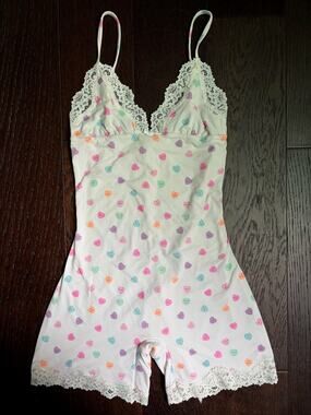 SKIMS Fits Everybody Lace Triangle Onesie (Marble Candy Heart Print) - Small